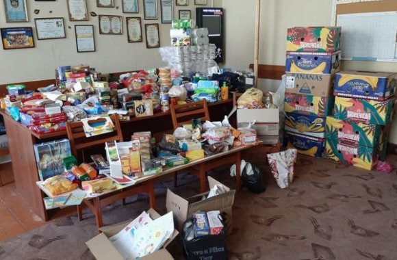 Волинські школярі відправили у зону ООС вітальні листівки. ФОТО