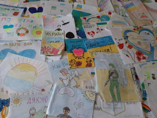 Волинські школярі відправили у зону ООС вітальні листівки. ФОТО