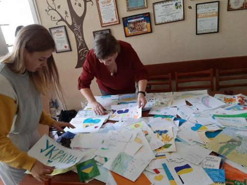 Волинські школярі відправили у зону ООС вітальні листівки. ФОТО