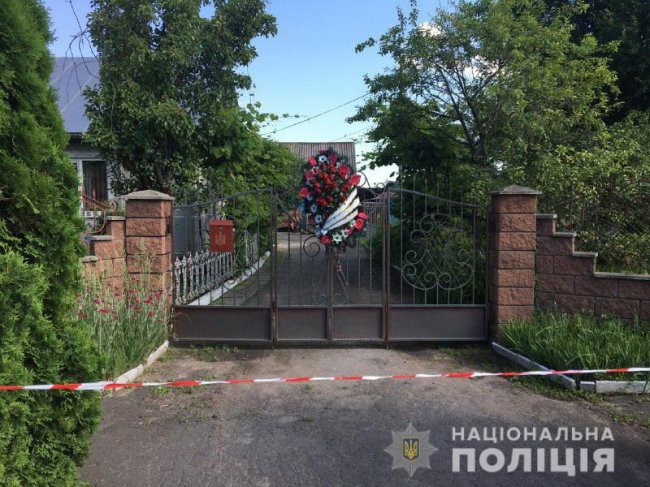 На Рівненщині голові ОТГ повісили на ворота муляж гранати і похоронний вінок. ФОТО