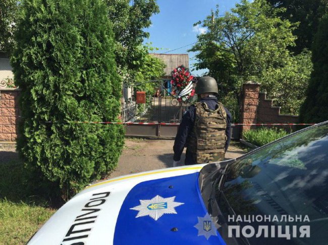 На Рівненщині голові ОТГ повісили на ворота муляж гранати і похоронний вінок. ФОТО