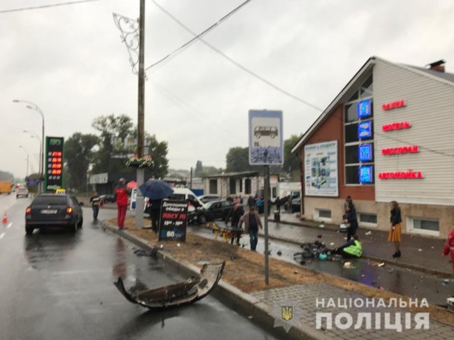 Поліцейський на авто в’їхав у зупинку з людьми – загинула жінка. ФОТО