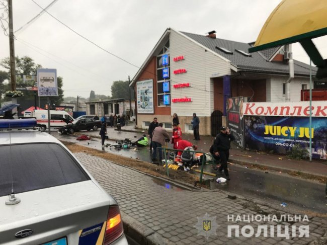 Поліцейський на авто в’їхав у зупинку з людьми – загинула жінка. ФОТО