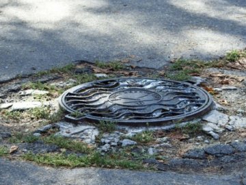 Чоловік вкрав люки, щоб купити подарунок на 8 березня