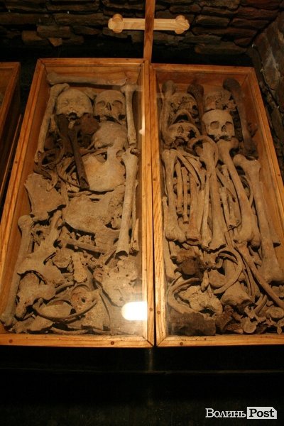 У Луцьку відкрили старовинні поховання у підземеллі церкви. ФОТО
