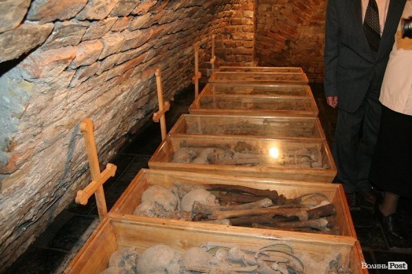 У Луцьку відкрили старовинні поховання у підземеллі церкви. ФОТО