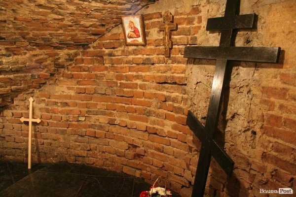 У Луцьку відкрили старовинні поховання у підземеллі церкви. ФОТО