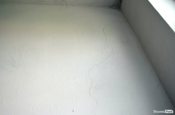 З будинку, що обвалився, виселяють людей