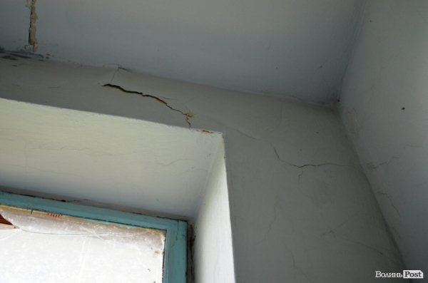 З будинку, що обвалився, виселяють людей