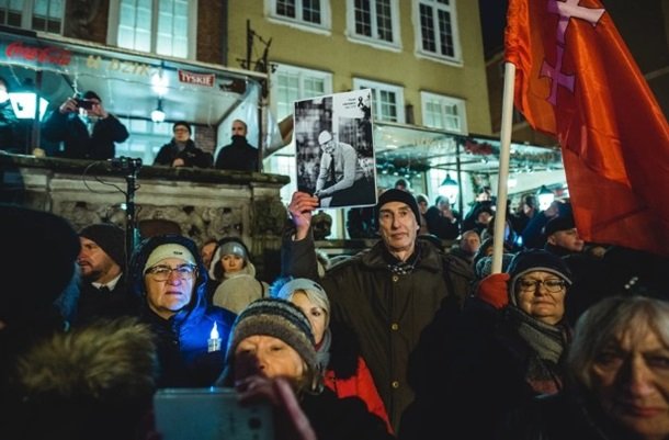 Тисячі поляків провели  в останню путь вбитого мера Гданська. ФОТО