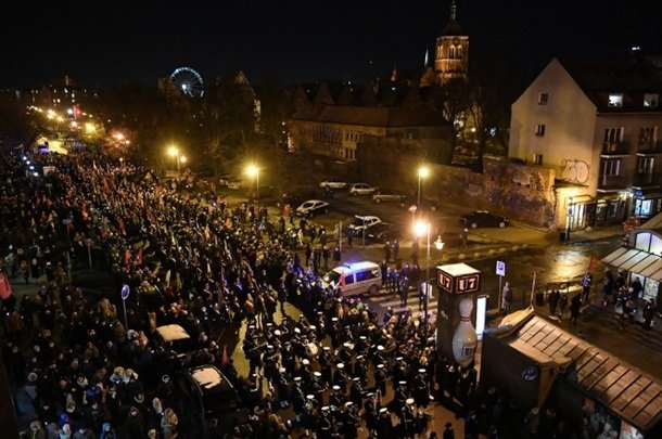 Тисячі поляків провели  в останню путь вбитого мера Гданська. ФОТО