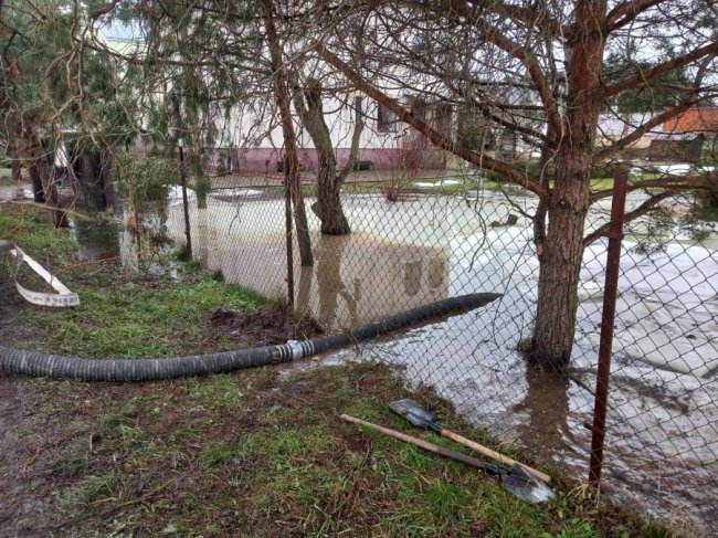 На Волині рятувальники продовжують відкачувати воду із затоплених будинків