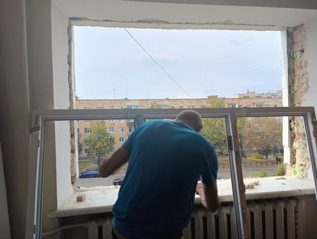 Місяць після російського обстрілу Луцька: що кажуть жителі будинку на Відродження про відновлення помешкань