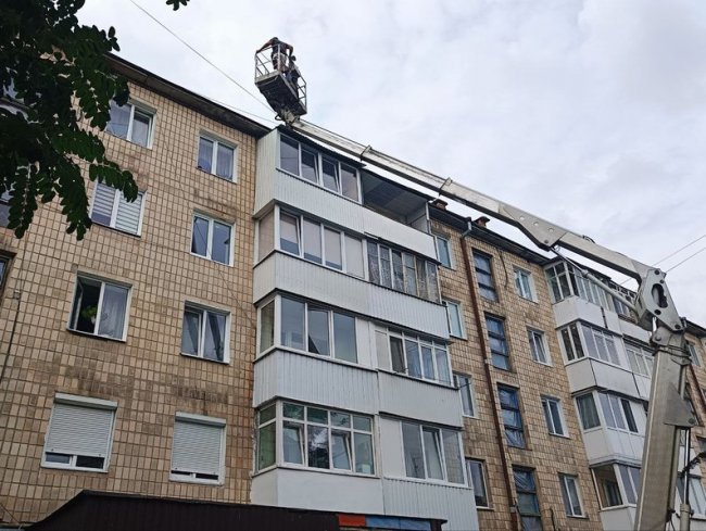 Місяць після російського обстрілу Луцька: що кажуть жителі будинку на Відродження про відновлення помешкань