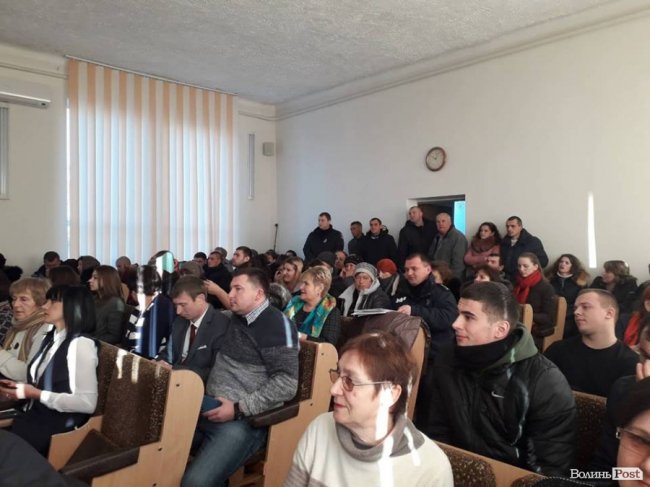 У Ківерцях батьки учнів прийшли в райраду вимагати звільнення скандальної директорки. ФОТО