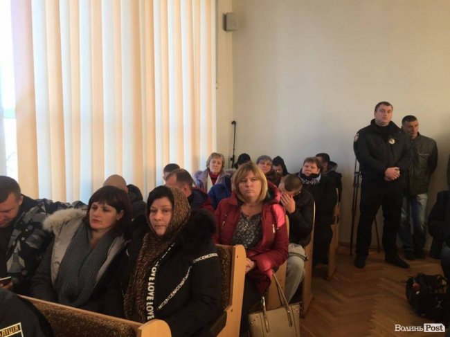 У Ківерцях батьки учнів прийшли в райраду вимагати звільнення скандальної директорки. ФОТО