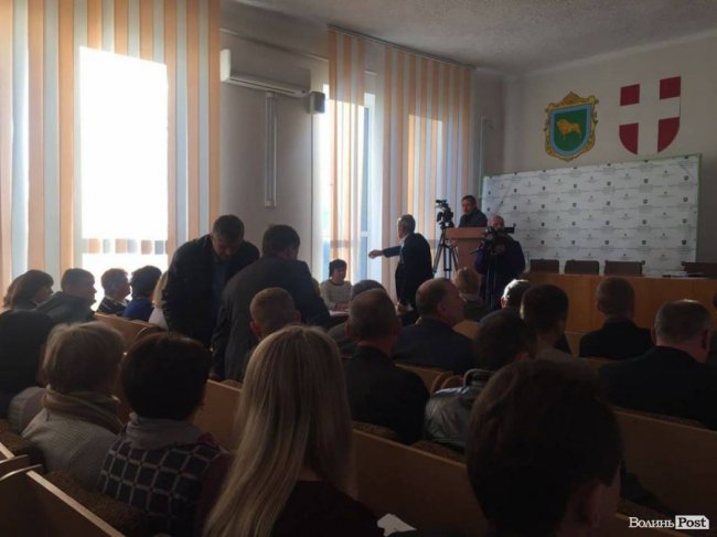 У Ківерцях батьки учнів прийшли в райраду вимагати звільнення скандальної директорки. ФОТО