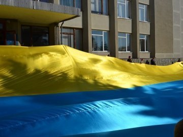 У райцентрі на Волині розгорнули величезний прапор України. ФОТО
