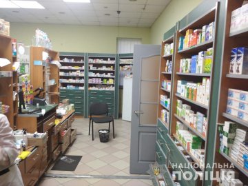У Рівному чоловіки, погрожуючи провізорові ножем, пограбували аптеку. ФОТО