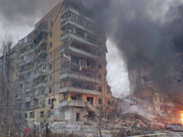 Офіс президента: У Дніпрі російські ракети влучили у багатоквартирний будинок 