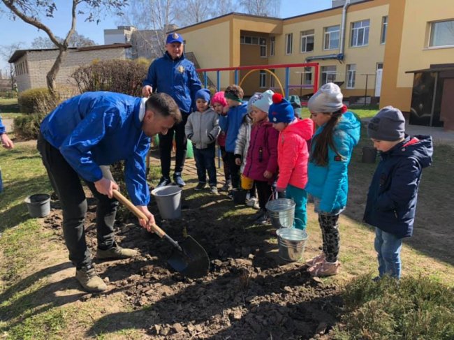 Заради майбутнього: «Побратими України» саджали дерева з дошкільнятами у Луцьку. ФОТО