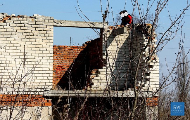 Небезпечні розваги школярів на Волині: діти граються у занедбаній недобудові