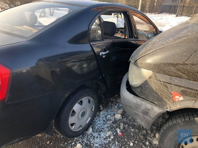 На Волині зіткнулися бус і легковик. ФОТО