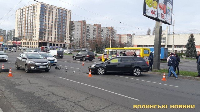 У Луцьку автомобіль влетів у бетонний стовп. ФОТО
