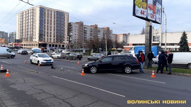 У Луцьку автомобіль влетів у бетонний стовп. ФОТО