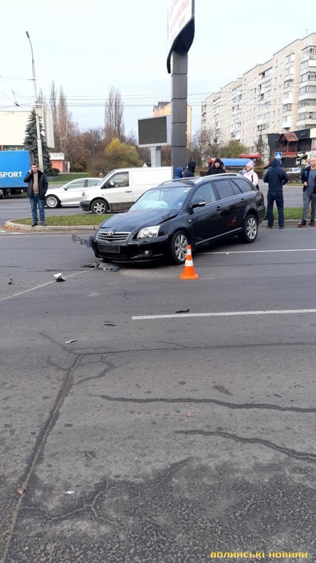 У Луцьку автомобіль влетів у бетонний стовп. ФОТО