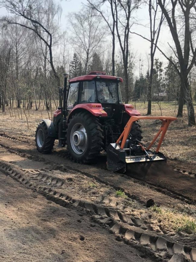 Показали, як у центральному парку Луцька ремонтують сходи до пляжу. ФОТО