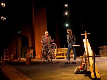 Жертовність та материнство: пенсіонери безкоштовно переглянули трагікомедію «Дитина в дарунок». ФОТО