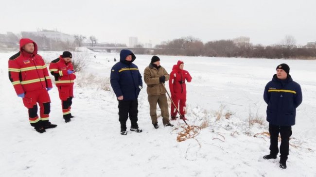 Волинські рятувальники показали, як врятуватися з-під криги.ФОТО.ВІДЕО