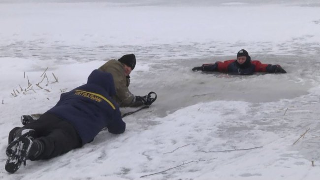 Волинські рятувальники показали, як врятуватися з-під криги.ФОТО.ВІДЕО