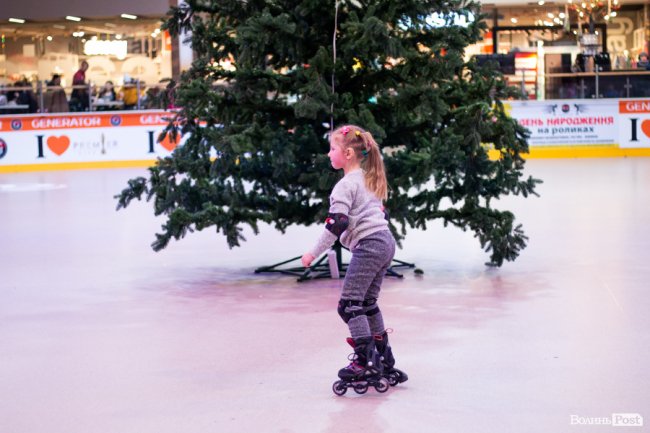У Луцьку особливі діти з посадовцями вчилися кататися на роликах. ФОТО