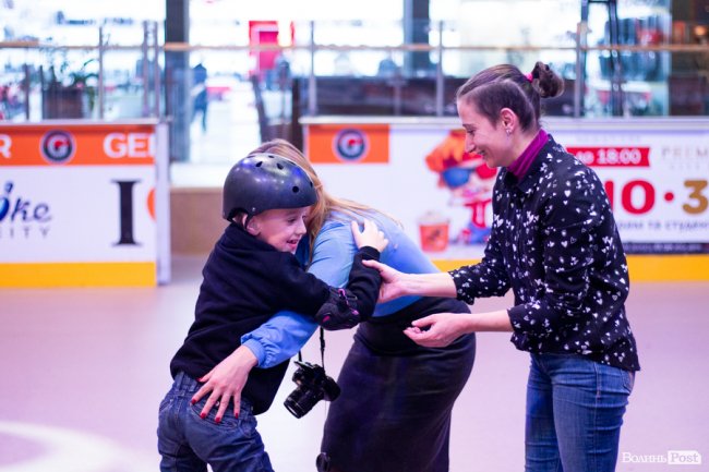 У Луцьку особливі діти з посадовцями вчилися кататися на роликах. ФОТО