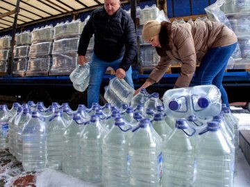 На окупованому Сході України росіяни дають населенню прісну воду при наявності паспорта рф
