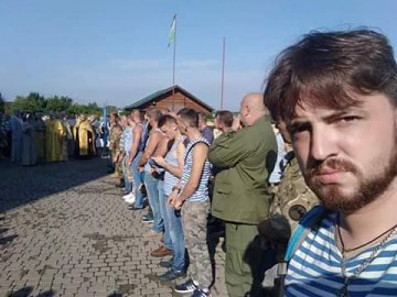 Поки хлопці згадують загиблих, воно лупашить селфачі, – кіборг про Волянюка на урочистостях десантників