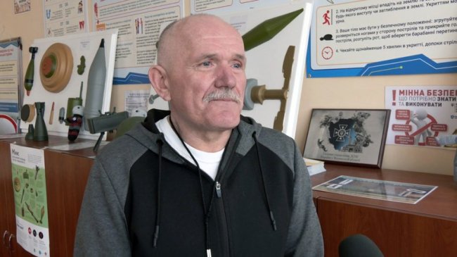 Демобілізований військовий з Волині вчителює і пише ікони на ящиках з-під набоїв