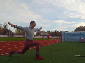 Спортсмен-переселенець готується до паралімпійських ігор на стадіоні в Луцьку. ВІДЕО