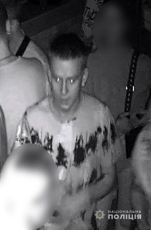 У Луцьку просять допомогти встановити особи чоловіків, які скоїли кримінальне правопорушення. ФОТО