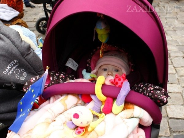 Акція немовлят на підтримку Євромайдану у Львові. ФОТО