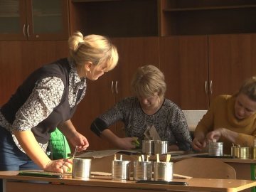 У волинському ліцеї педагоги виготовили 200 окопних свічок для бійців. ФОТО