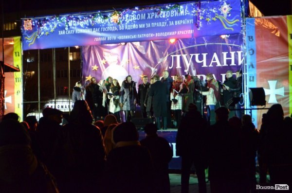 Щедрування на Євромайдані в Луцьку: фаєр-шоу, політичний вертеп і танці. ФОТО