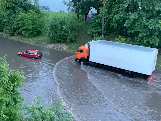 Вийти сухим із води неможливо: у Луцьку затопило одну із вулиць. ФОТО