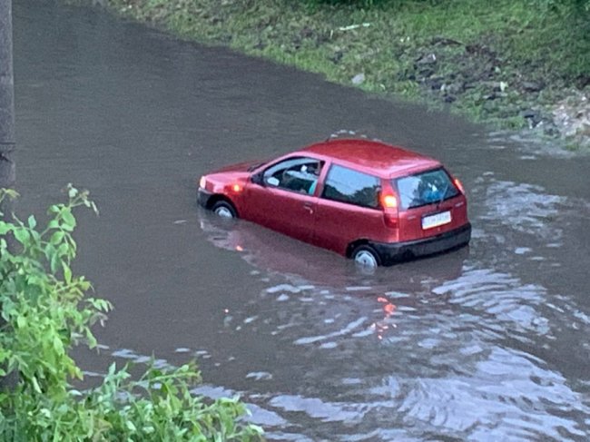 Вийти сухим із води неможливо: у Луцьку затопило одну із вулиць. ФОТО