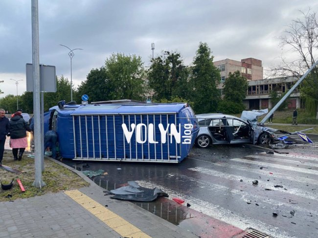 Бус перекинувся після зіткнення: у Ковелі сталася ДТП. ФОТО