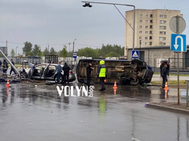 Бус перекинувся після зіткнення: у Ковелі сталася ДТП. ФОТО