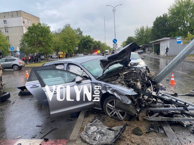 Бус перекинувся після зіткнення: у Ковелі сталася ДТП. ФОТО