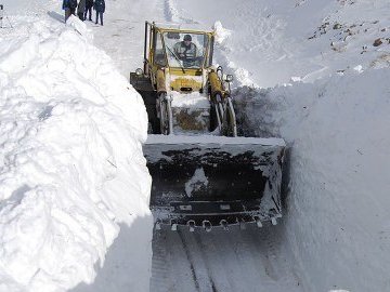 На Закарпатті важливу ділянку траси засипало лавиною 